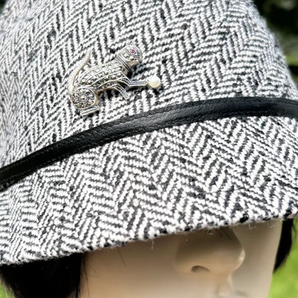 925 Silver and Marcasite Kitten with Pearl Brooch - Picture 7 of 7